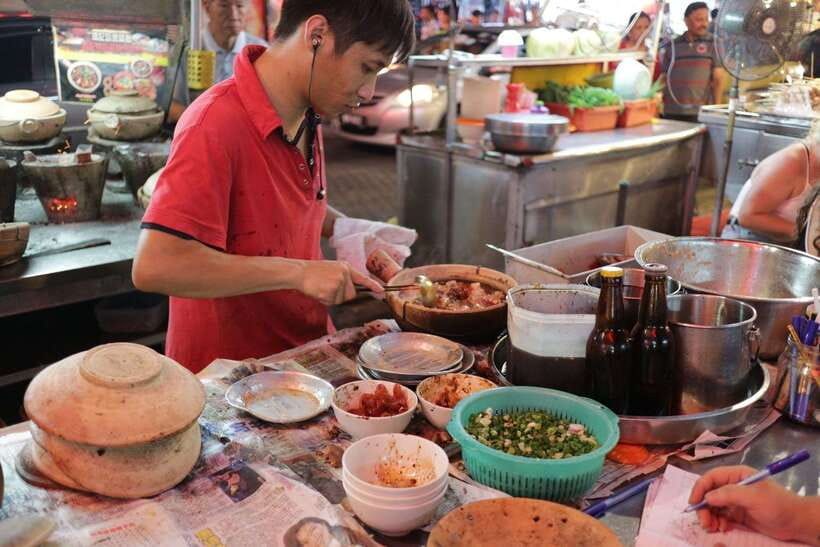Kuala Lumpur: Nightlife Street Food Tour with 6 Tastings - Charcoal Claypot Chicken Rice: The Signature Dish Portion