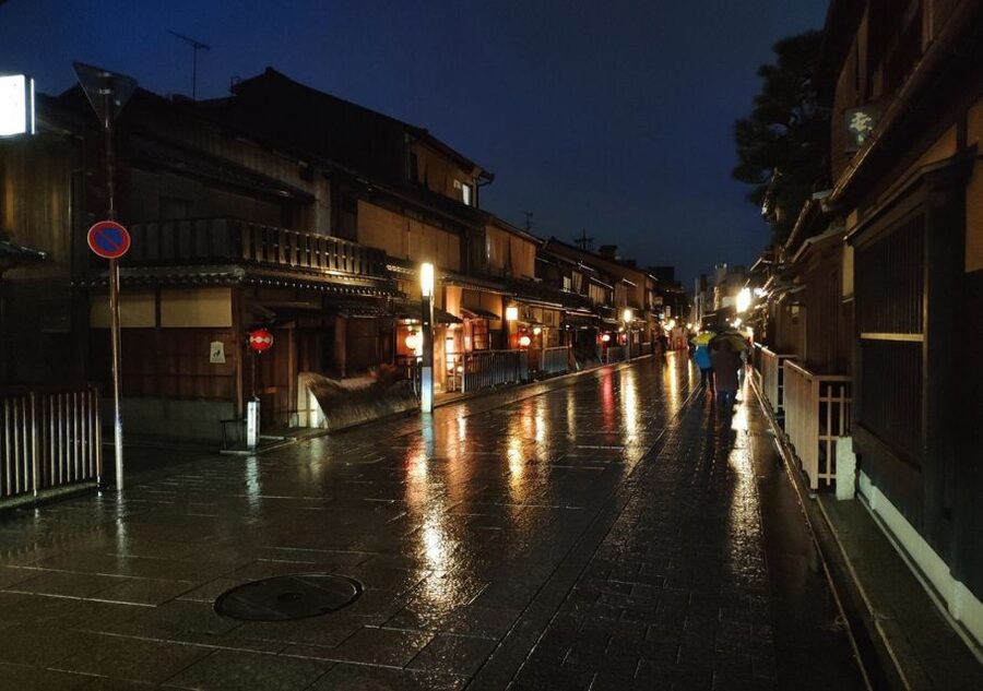 Kyoto Evening Gion Food Tour - How the guide keeps everything smooth in a small group