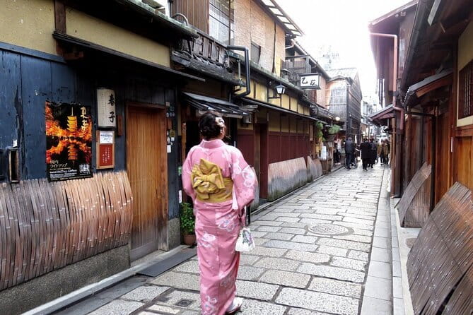 Kyoto: Gion & Pontocho Food Tour with 13 Dishes - Sake pairing and dining etiquette you can actually use