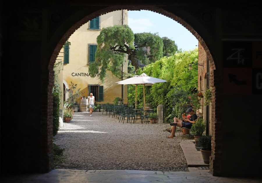 Lazise: Historical Center Wine Tasting Tour - Entering the aged cellar courtyard in Lazise