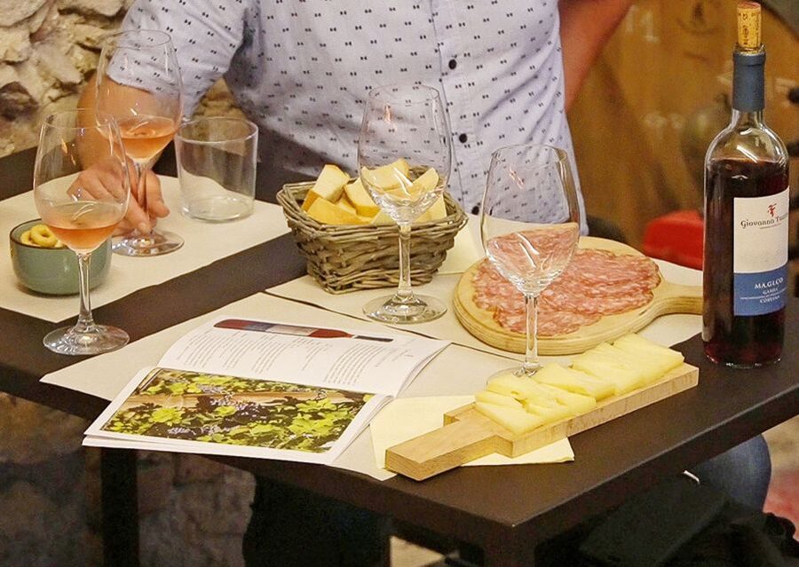 Lazise: Historical Center Wine Tasting Tour - Red wine lovers: Syrah, Così, and Ettore