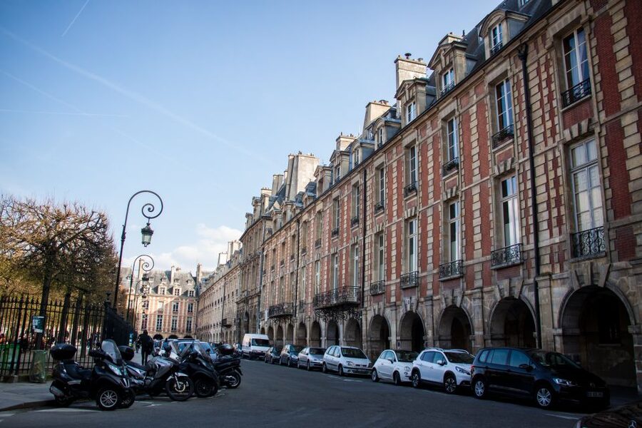 Le Marais: Pastry and Chocolate Food Tour - Franco-Russian tea store and absinthe: small detours with big context