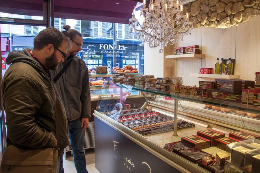 Le Marais: Pastry and Chocolate Food Tour - Jewish Quarter streets and mansions: sightseeing that doesn’t hijack dessert time