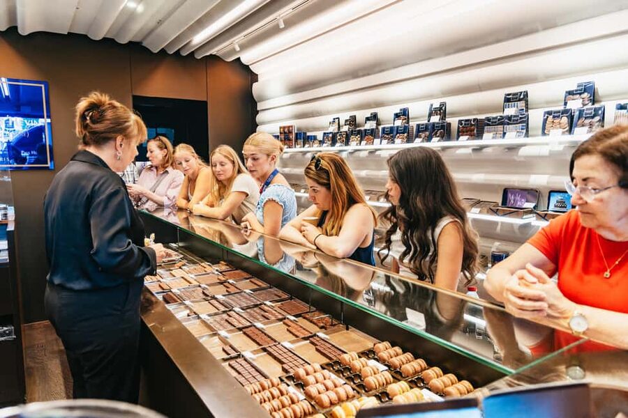 Le Marais Walking Food Tour with Cheese, Wine & Pastries - Guides matter: stories, humor, and names you’ll hear often