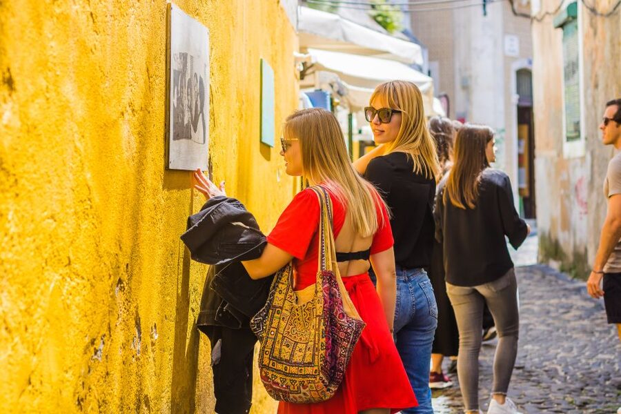 Lisbon: Guided Food and Wine Tasting Tour - The Fado House moment: A Tasquinha Canto do Fado as a culinary showpiece
