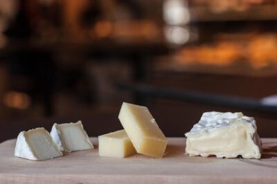 Lyon Old Town Food Tour with 6 French Delicacies & Fine Wine - Meeting point at Temple du Change, ending at Place Bellecour