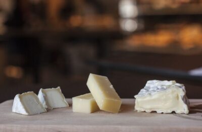Lyon: Old Town Food Tour with 6 French Food Tastings & Wine - The tour format: 3 hours, multiple stops, and a full plate of flavors