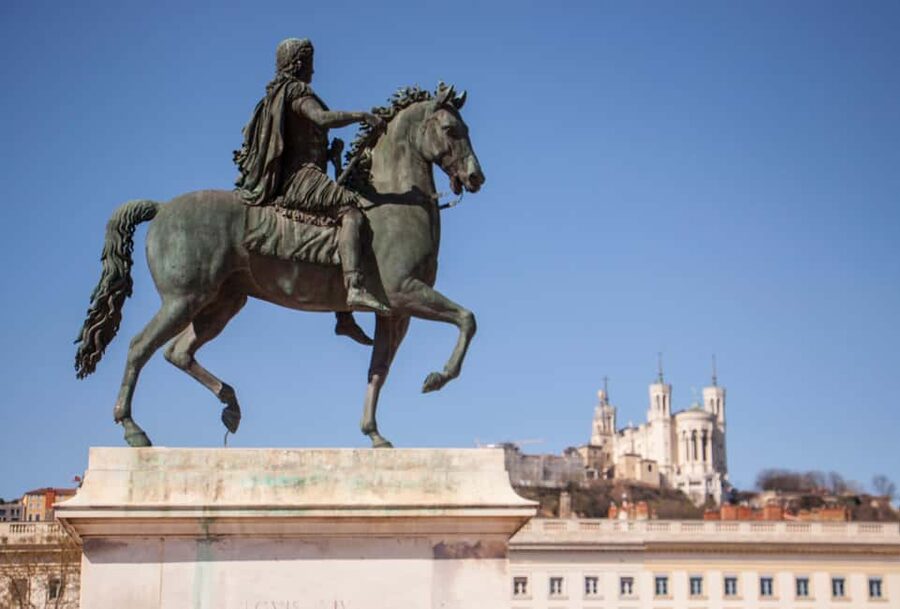 Lyon: Old Town Food Tour with 6 French Food Tastings & Wine - Crossing the Saône: Presqu’île monuments and the seasonal hot dish