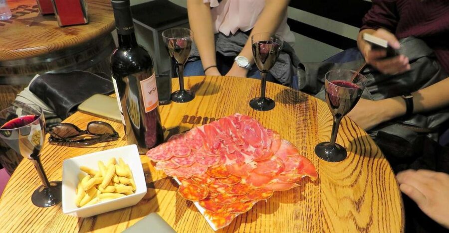 Madrid: Iberico Ham and Spanish Wine Small-Group Food Tour - The “warm-up” stop: drinks and classic Madrid flavor