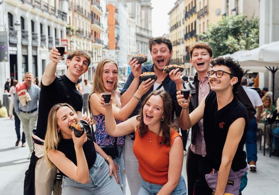 Madrid: Tapas Food Tour with Drinks and Food - La Latina is the right setting for a tapas crawl