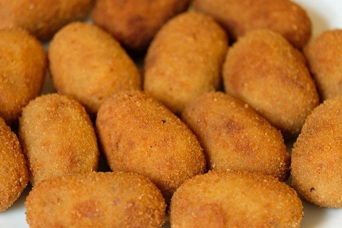 Malaga Market Food Tour: Tapas, Drinks, and Local Flavors - Final Stop on Calle Tomás de Cózar: Locas de Málaga