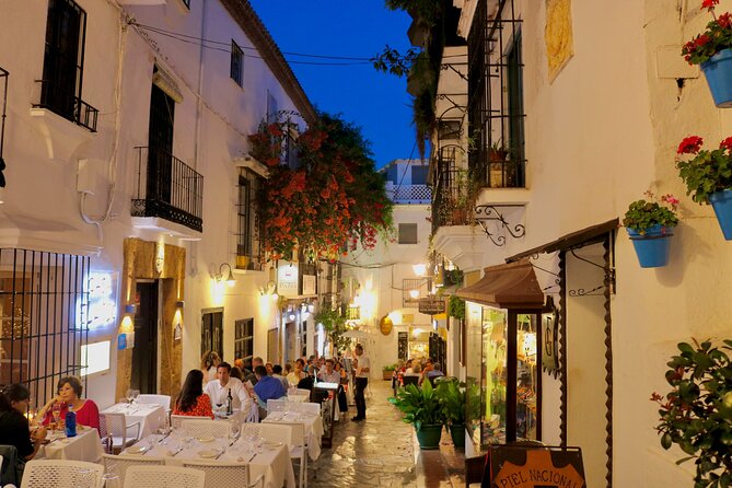 Marbella Old Town: Authentic Tapas Food Tour With Local Guide - Kicking off at Esculturas de Dalí: an art start, not a random meet