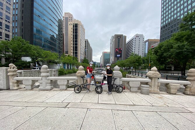 Market Food Tour & Evening E-bike Ride in Seoul - Bukchon Hanok Village: Uphill Access to Quiet Corners and Photo Stops