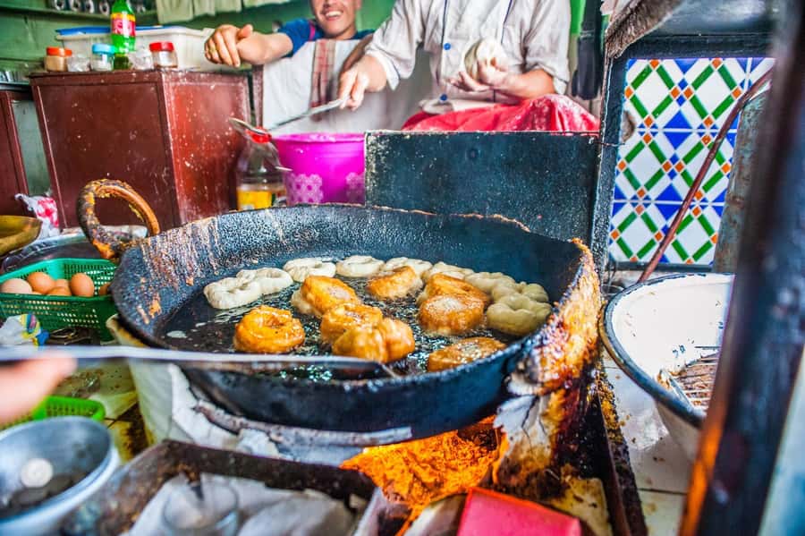 Marrakech: Jemma El Fnaa Food Tour with Dinner - Mellah: a sense of place and a good chance for Jewish-style sweets