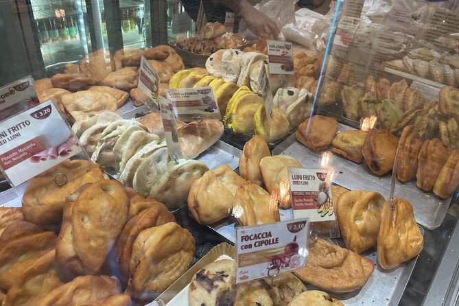 Milan: History & Street Food Tour with Wine Tasting - The street-food rhythm: bakery, restaurants, and a final bar stop