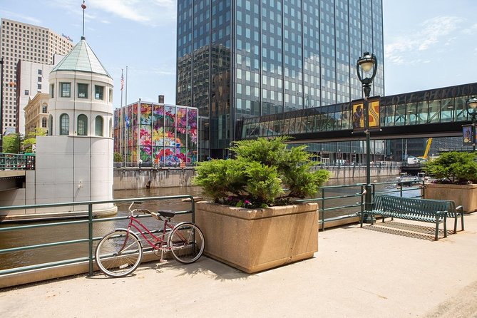 Milwaukee Food Tour with 5 Local Favorites Tastings & Secret Dish - Your Guide and the Small-Group Advantage (Max 12)