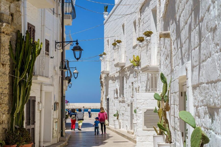 Monopoli: Walking Street Food Tour - Getting Oriented at Stazione FS and Settling Into the Pace