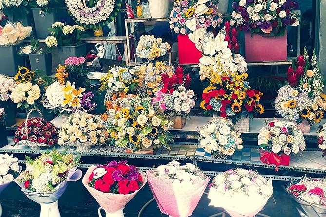 Morning Saigon Unseen+Street Food Tour with Ao Dai Riders Option - Ba Thien Hau Temple in Chinatown: A Quiet Pause in District 5