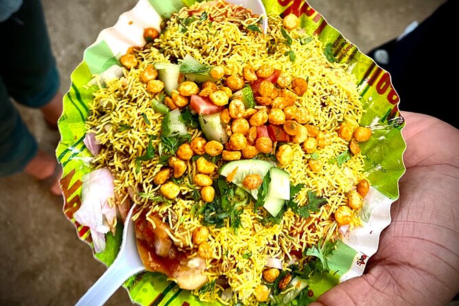Mumbai: Street Food Tour - The Bhuleshwar transition: from beach calm to eating lanes