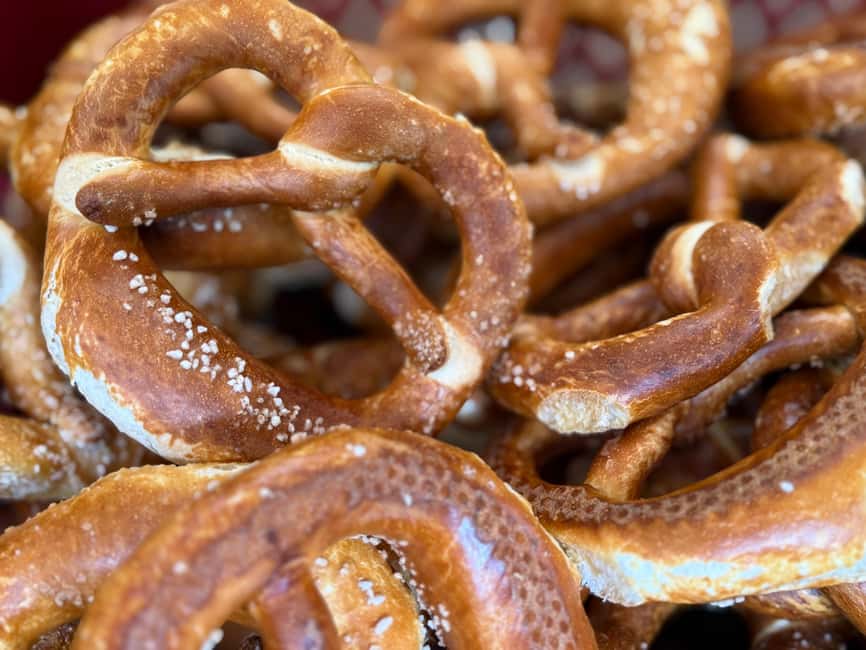 Munich: Viktualienmarkt Food Tasting Tour in German - The 2-hour plan: eight stalls, guided tastings, real pacing