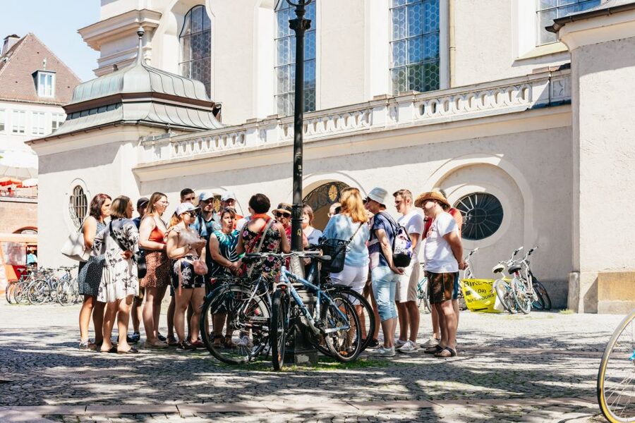Munich: Viktualienmarkt Food Tour - The exotic fruit and international bites that keep it interesting