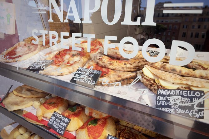 Naples' Ultimate Street Food Tour - Small Group by Do Eat Better - Pizza a portafoglio on Via dei Tribunali: fold, grab, go