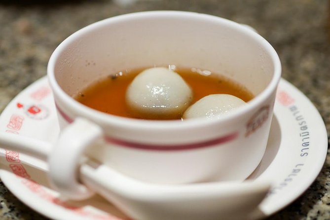 Night Street Food Tour of Bangkok's Chinatown - What you’ll see: Wat Tri Mitr and Chinatown after dark
