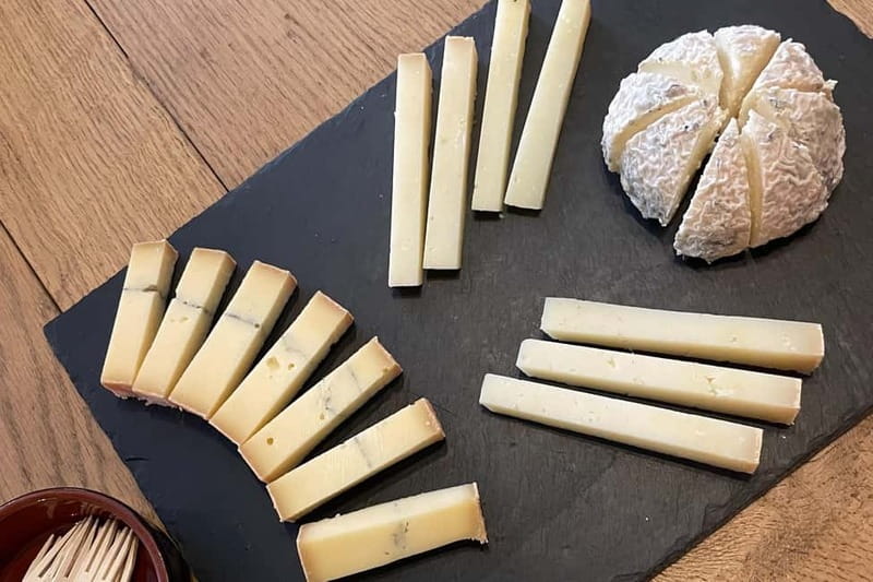 No Diet Club : Bordeaux Food Tour in Bordeaux center ! - The guides make the experience: humor, safety, and practical Bordeaux advice