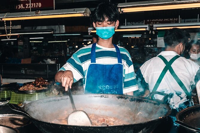 Northern Flavours Chiang Mai Food Tour with 15+ Tastings - Stop 1: starting near Wat Lok Moli and setting your palate