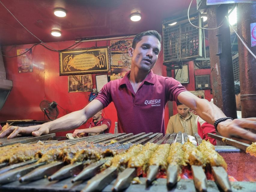 Old Delhi Food Tour: A Night Time Feast - Sis Ganj Guru Dwara: Street Food Market Energy Up Close