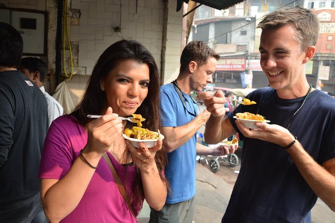 Old Delhi Photography & Food Tour with Rickshaw Ride to Masterji Kee Haveli - Pasar Chandni Chowk: street-food tasting with culture context