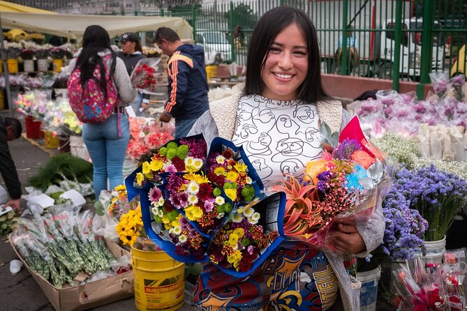 PALOQUEMAO MARKET FOOD TOUR. EXOTIC FRUIT. LOCAL SNACKS. /Min 2 pax - More than fruit: cheese breads, empanadas, and Colombian coffee