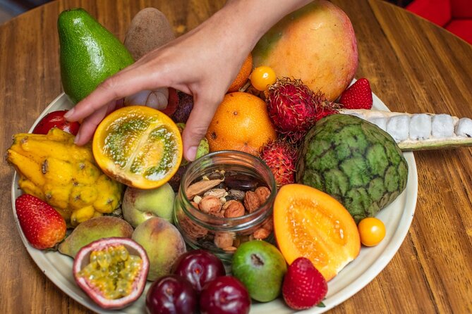 PALOQUEMAO MARKET FOOD TOUR. EXOTIC FRUIT. LOCAL SNACKS. /Min 2 pax - Exotic fruit tastings: learning how to choose and cut