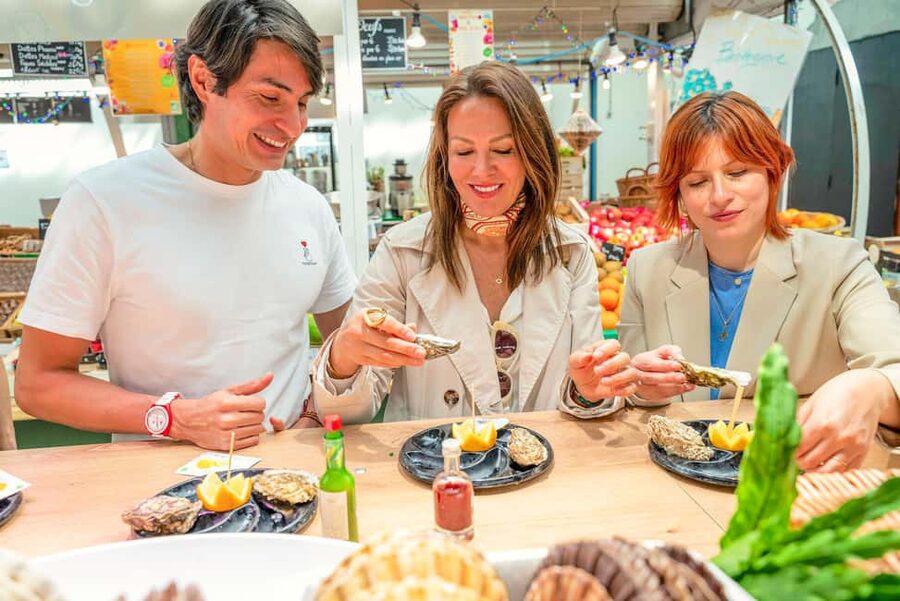 Paris: Authentic Food & Wine Tasting Tour in Le Marais - The guide experience: why small-group matters more than you think