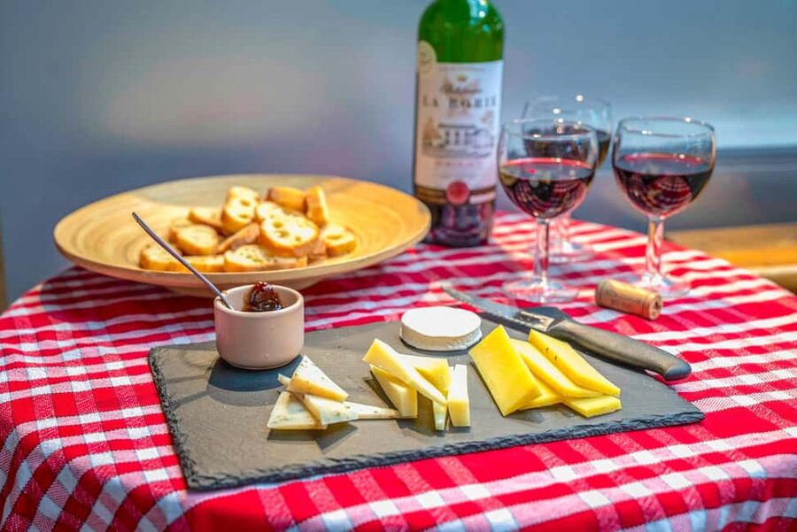 Paris: Authentic Food & Wine Tasting Tour in Le Marais - Your 3-hour plan: five food stops, one smooth walking rhythm
