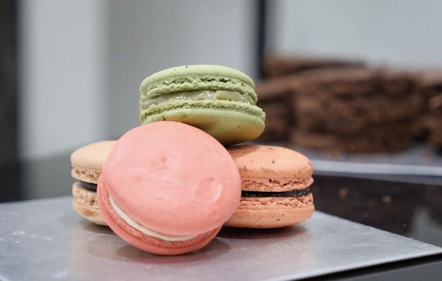 Paris: Montmartre Food Tour with Full Meal - Getting oriented: from Moulin Rouge to Sacré-Cœur