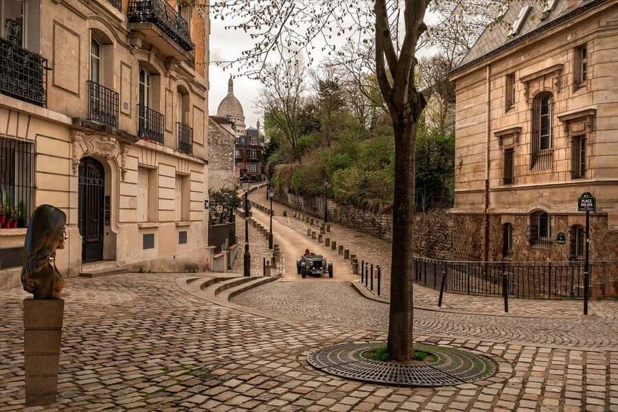 Paris: Montmartre Food Tour with Full Meal - Stop-by-stop feel: what each moment gives you