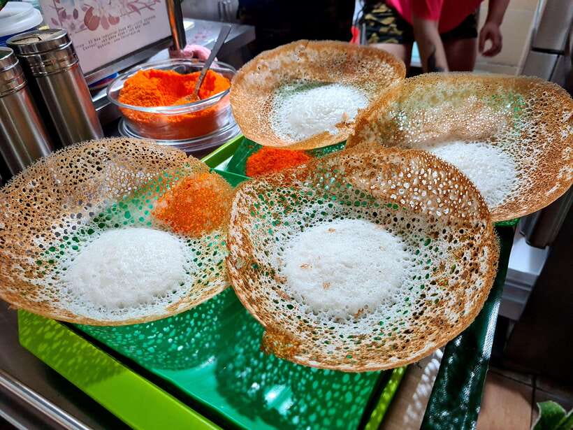 Personalised 3in1 Food Tour: 3 Cultural Trails of Singapore - Sri Veeramakaliamman Temple and Tekka Centre: where stories meet snacks