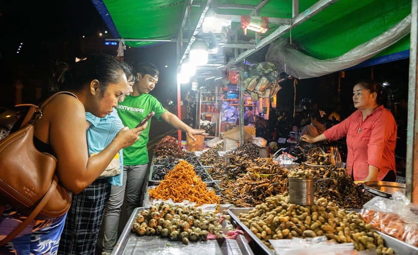 Phnom Penh: Evening Food Tour with Drinks & Tuk Tuk Included - The Royal Palace-area back alley: home cooking with a real story