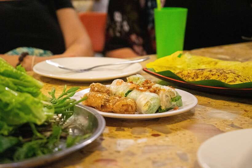 Phnom Penh: Evening Food Tour with Drinks & Tuk Tuk Included - Night market walking and shopping time: more than just eating