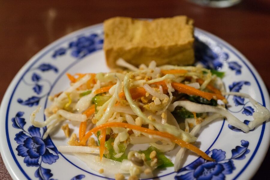 Phnom Penh: Evening Food Tour with Drinks & Tuk Tuk Included - Independence Monument photo stop and Royal Palace street food