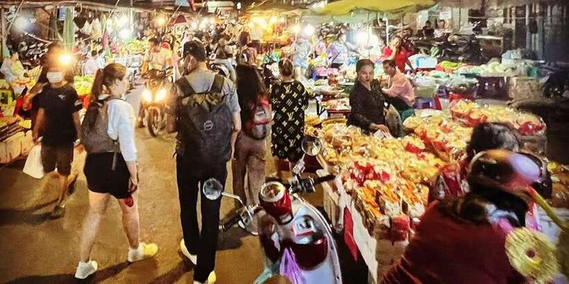 Phnom Penh's Ultimate Street Food Tour by Tuk Tuk - Independence Monument: Dessert to End the Main Course Stretch