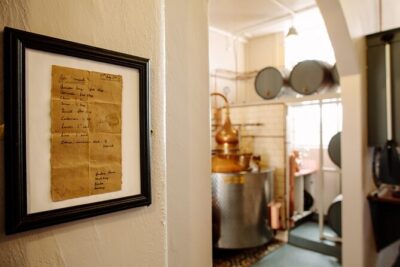 Pickering's Gin Jolly Distillery Tasting Tour - Your one-hour flow: tour first, tasting second, then the take-home bottle