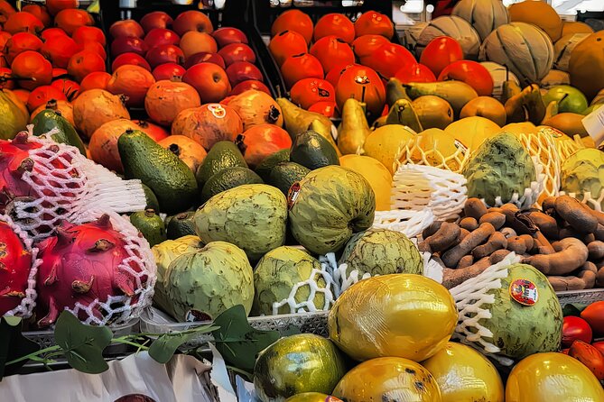 Porto Food Tour: 10 tastings at 5 restaurants & eateries - Strolling Rua de Santa Catarina and Avenida dos Aliados Between Bites