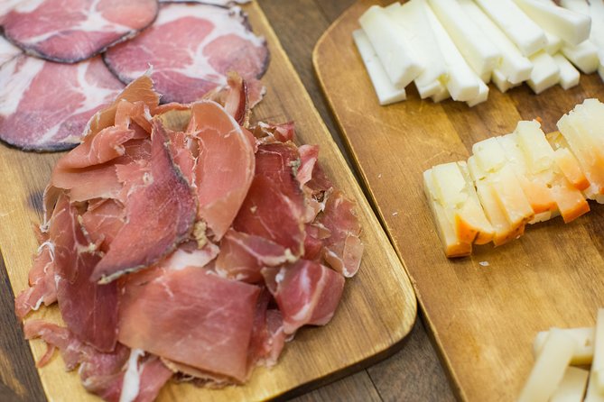 Porto Food & Wine Tasting Tour with Lunch or Dinner Option - Leandro Café and the codfish cake you’ll actually remember