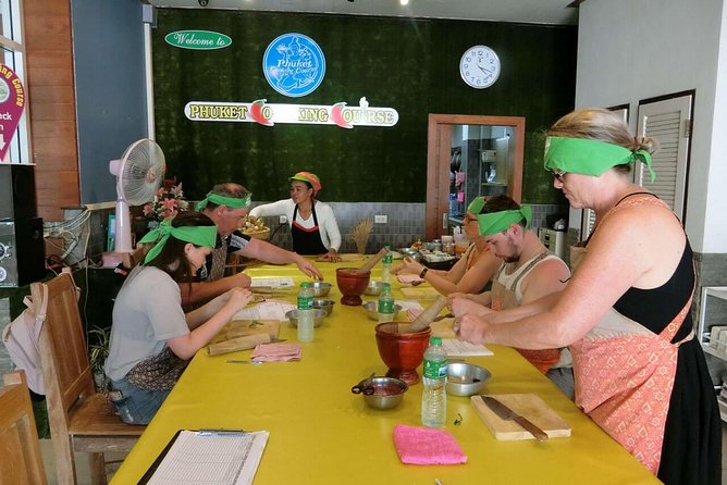 Private food Tour + Sightseeing +Thai Cooking class - Small-group touring: why the limit to 10 guests matters