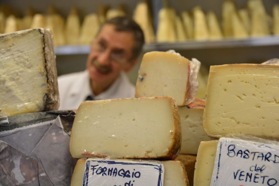 Rome: Trastevere Food and Wine Tasting Tour - Trastevere makes sense when you eat your way through it