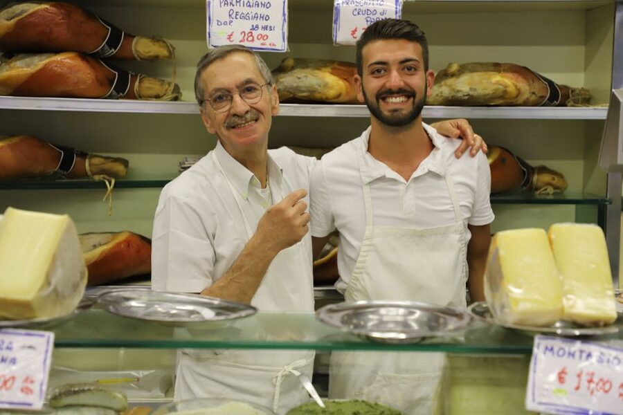 Rome: Trastevere Food and Wine Tasting Tour - Pizza at Ivo a Trastevere: line-skip and a very specific dough