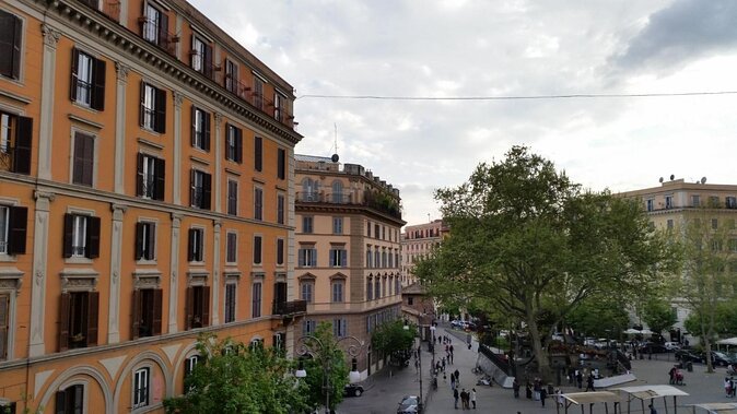 Rome: Trastevere Ultimate Food Tour by Do Eat Better - Stop 1: Via di Ponte Quattro Capi and Warm Biscotti-Style Cookies