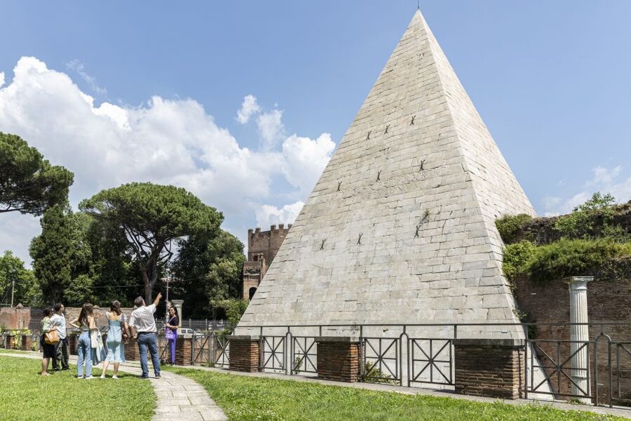 Rome: VIP Golf Cart Food Tour - Meeting Up in Front of the Church: The One Logistics Note